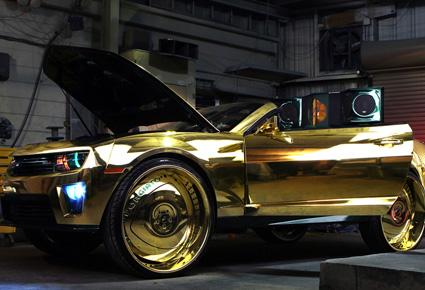 Camaro بعجلات 30 إنشاً مذهبة وشاشات تلفاز 23 إنشاً